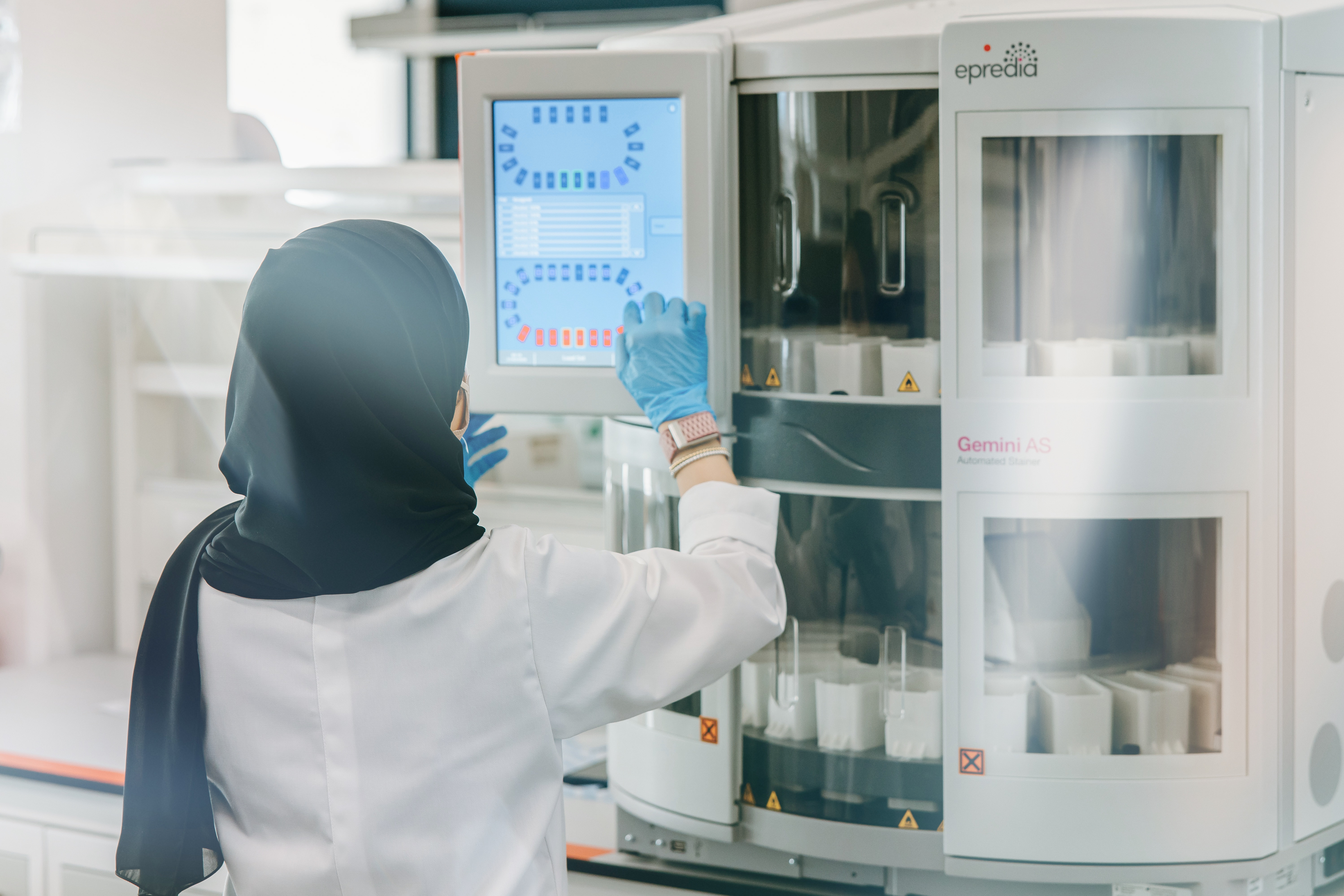 Laboratory specialist operating automated equipment for private banking sample